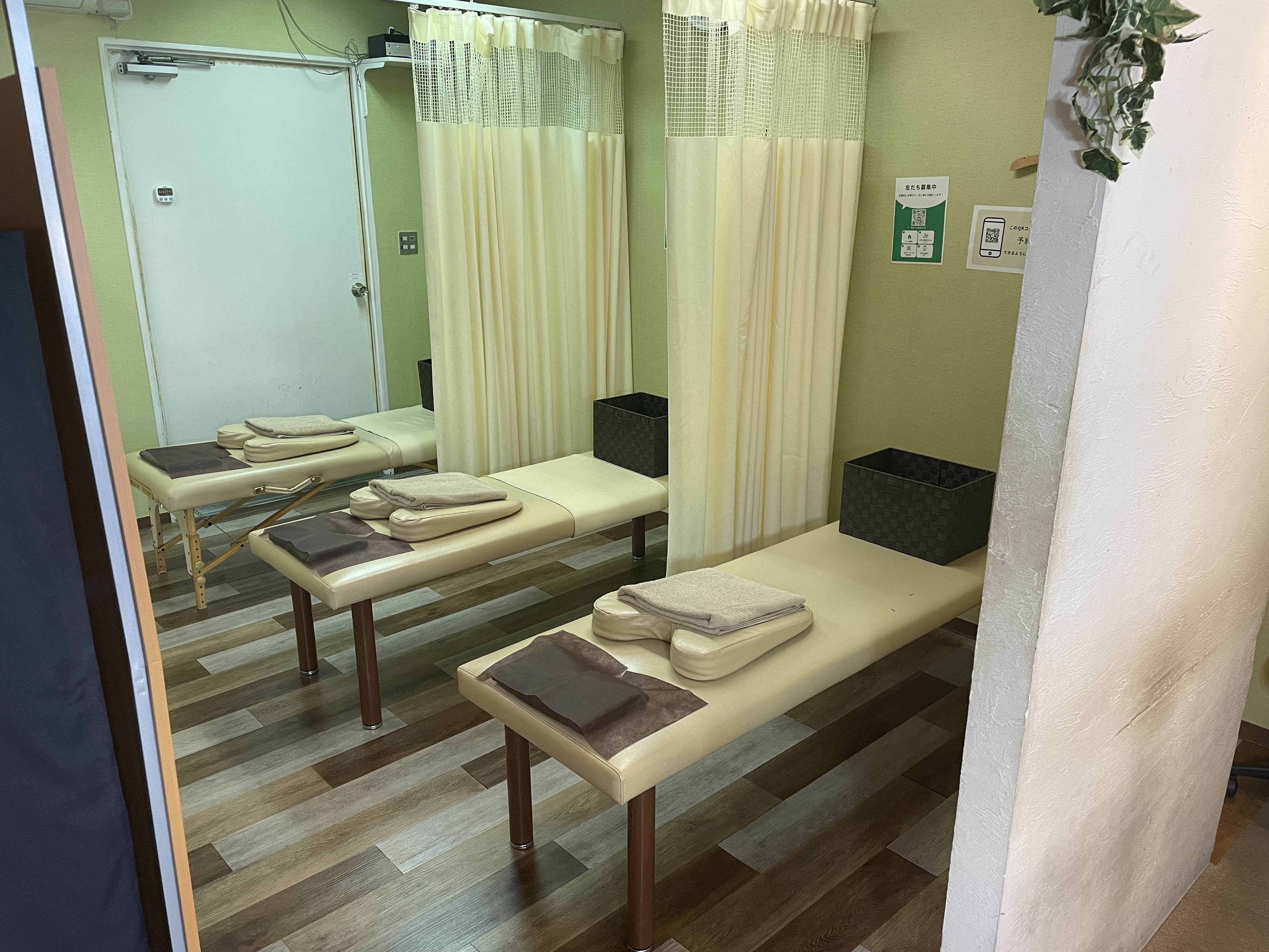 店内の施術ベッド
